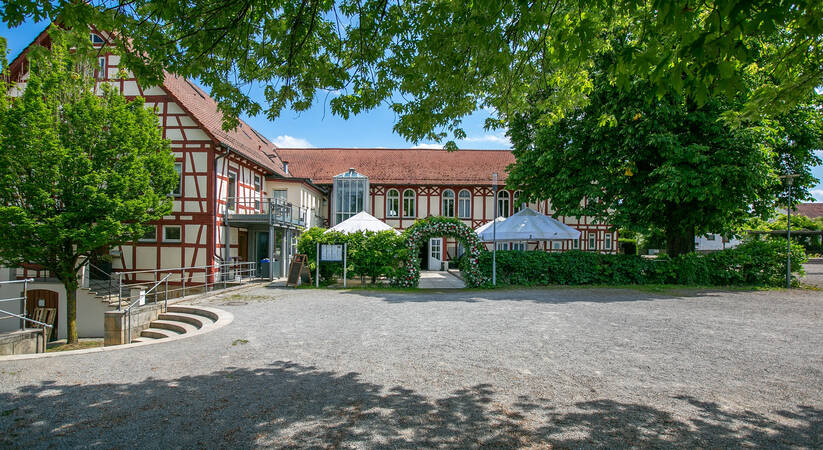 Der Eingang zum Ochsensaal - Fachwerkbau im Vordergrund Biergarten Gaststätte Ochsen