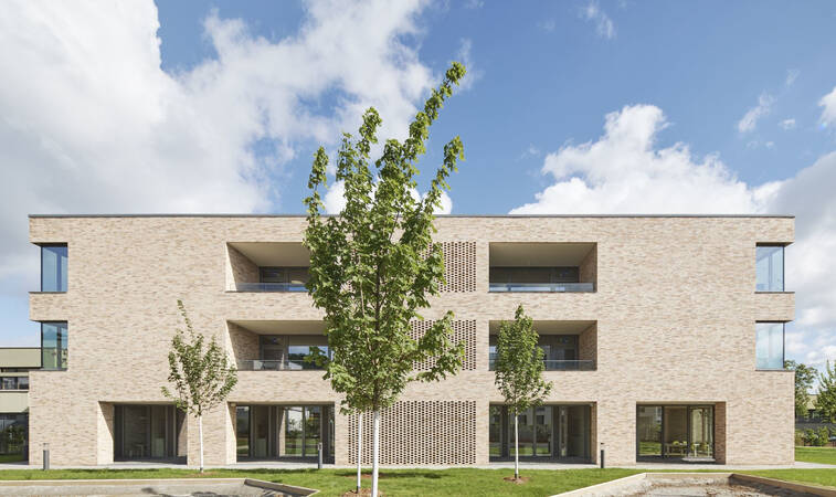 Gebäude Anton-Walter-Schule mit Bäumen im Vordergrund