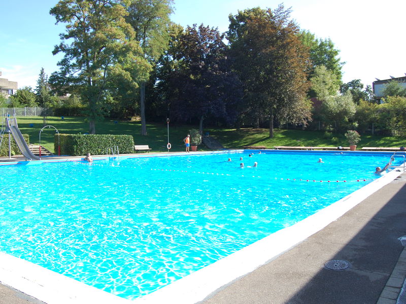 Das Freibad Neuhausen / Schwimmbecken für Schwimmer und Nichtschwimmer