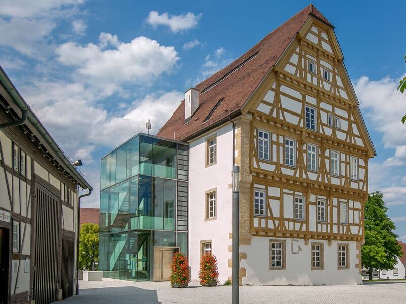 Das historische Obere Schloss mit Trauzimmer - Eingang vom Kirchplatz