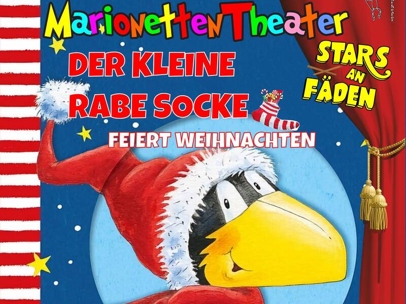 Das Bild zeigt ein buntes Plakat mit der Aufschrift "MarionettenTheater: Der kleine Rabe Socke feiert Weihnachten" vor einem dekorativen Hintergrund mit Sternen und einem roten Vorhang.