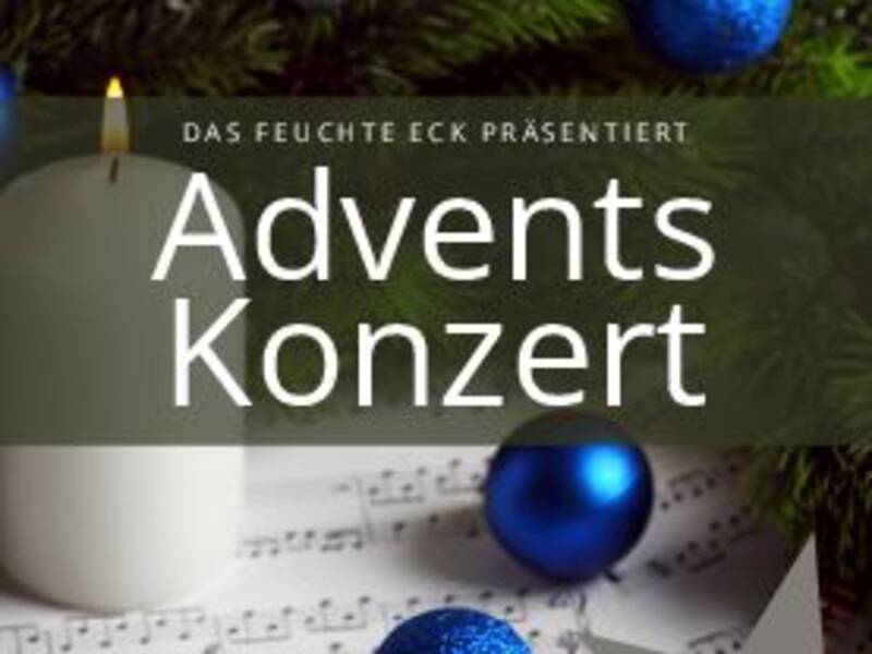 Ein Adventskonzert wird von "Das feuchte Eck" präsentiert, vor einem Hintergrund mit Tannenzweigen, blauen Kugeln, einer brennenden Kerze und Notenblättern.