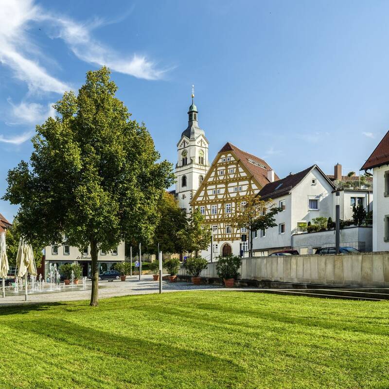 Der Schlossplatz im Sommer lädt zum Verweilen ein