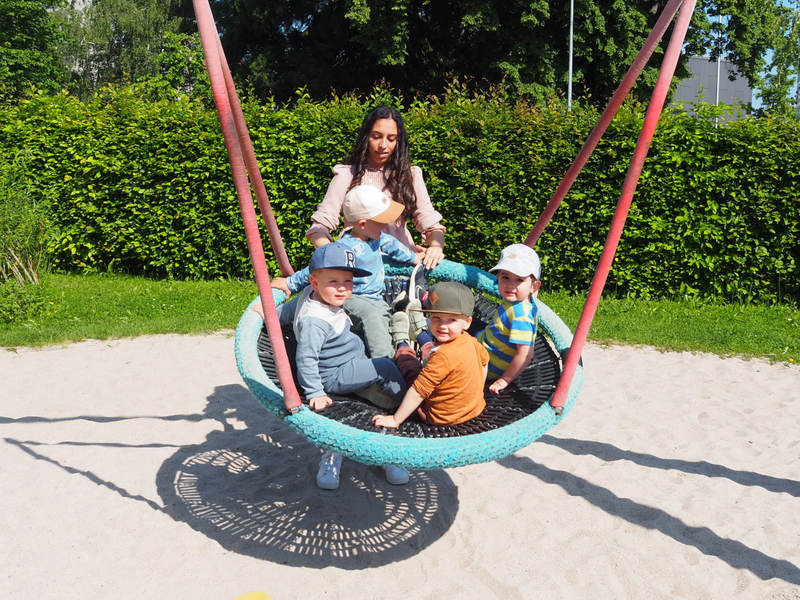 Auf dem Spielplatz des Kinderhauses am Egelsee: Kinder beim Schaukeln