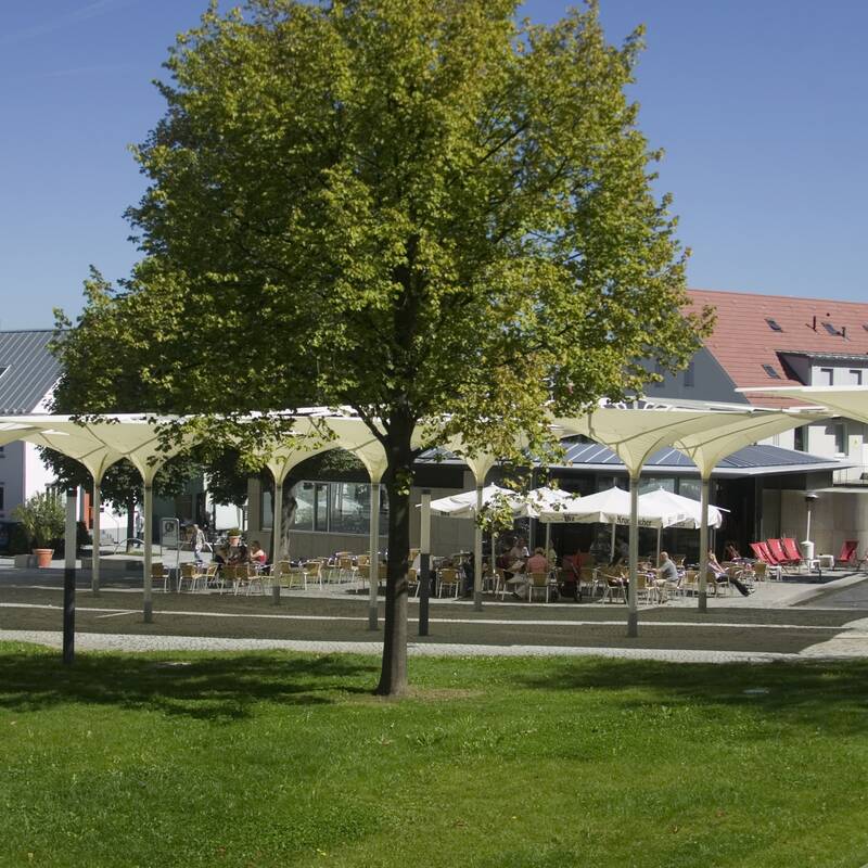 Schlopssplatz in der Ortsmitte mit Café und viel Grün